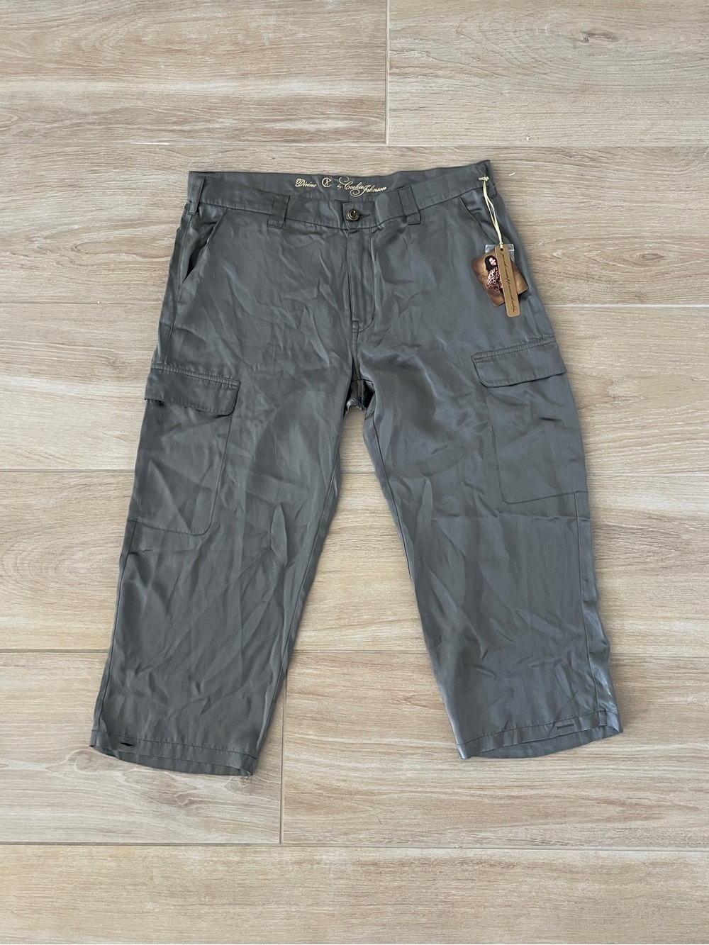 NWT Divine CJ by Cookie Johnson 100% Capri Pants Size 32 Sage Low Rise Cargo